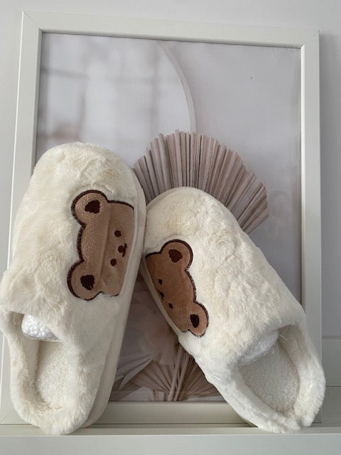 Chaussons Écrus en Fourrure avec Tête de Nounours - Confort, Douceur et Tendance - l'Atelier d'Ambiance - Showroom